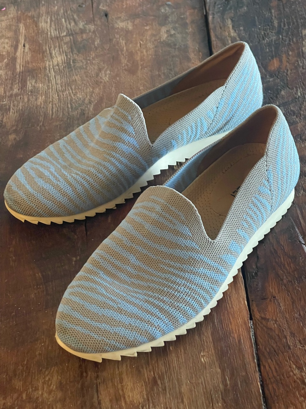 Vaneli Verne Light Blue Gray Zebra Strips Knit Slip-On Women’s Loafers Sz 9.5